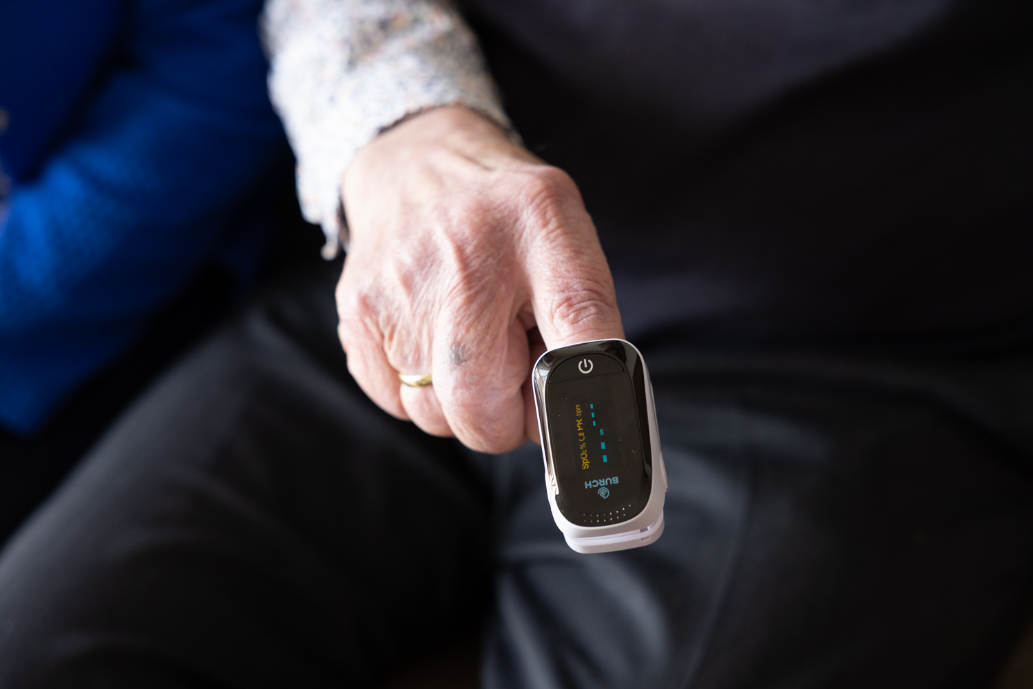 Cliënt in thuiszorg met saturatiemeter